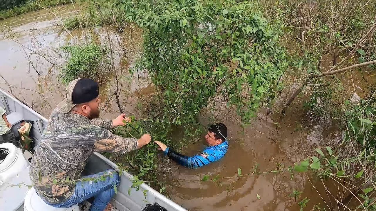 Casi se nos va un pescado gigante y nos tocó nadar en un río lleno de caimanes .