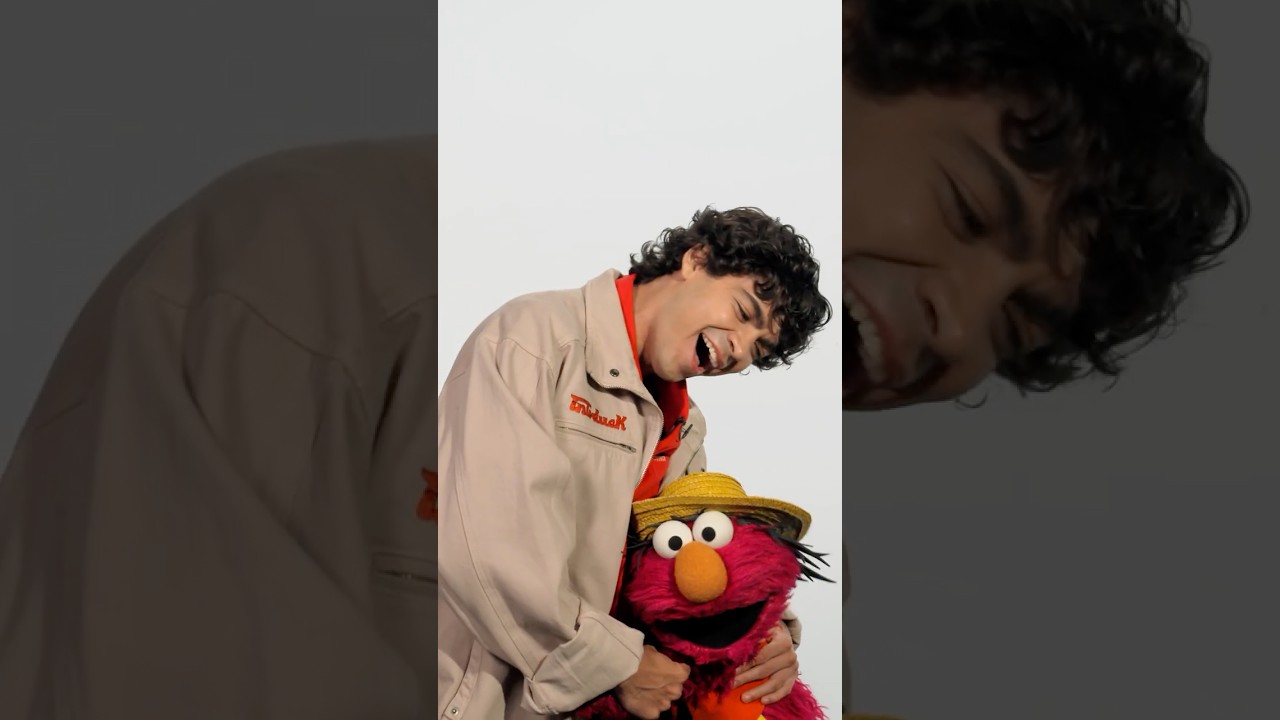 I&ntilde;aki Godoy teaches Elmo about nakama #ONEPIECE