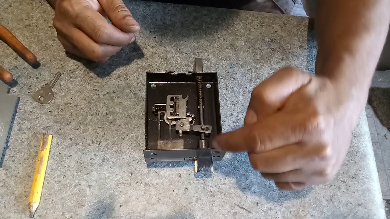 Como arrumar fechadura de sobre por