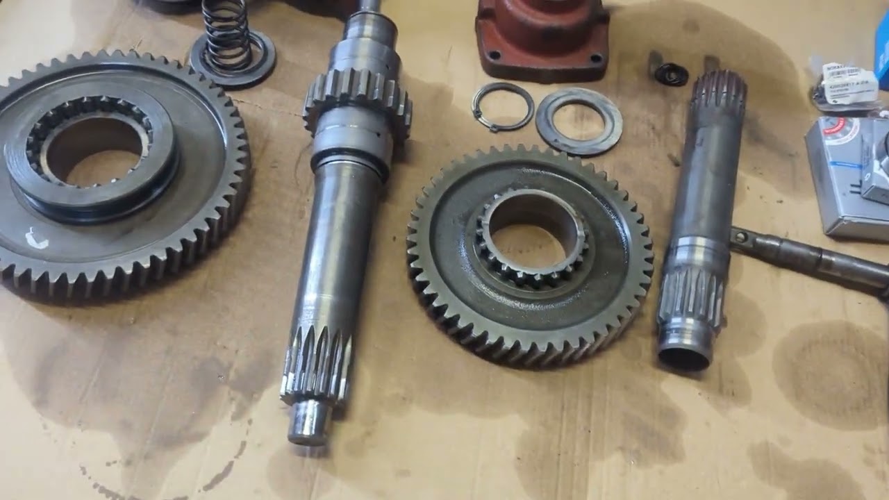 Upadły ursus 904, szybki remont: napęd pompy hydraulicznej, wspornik.