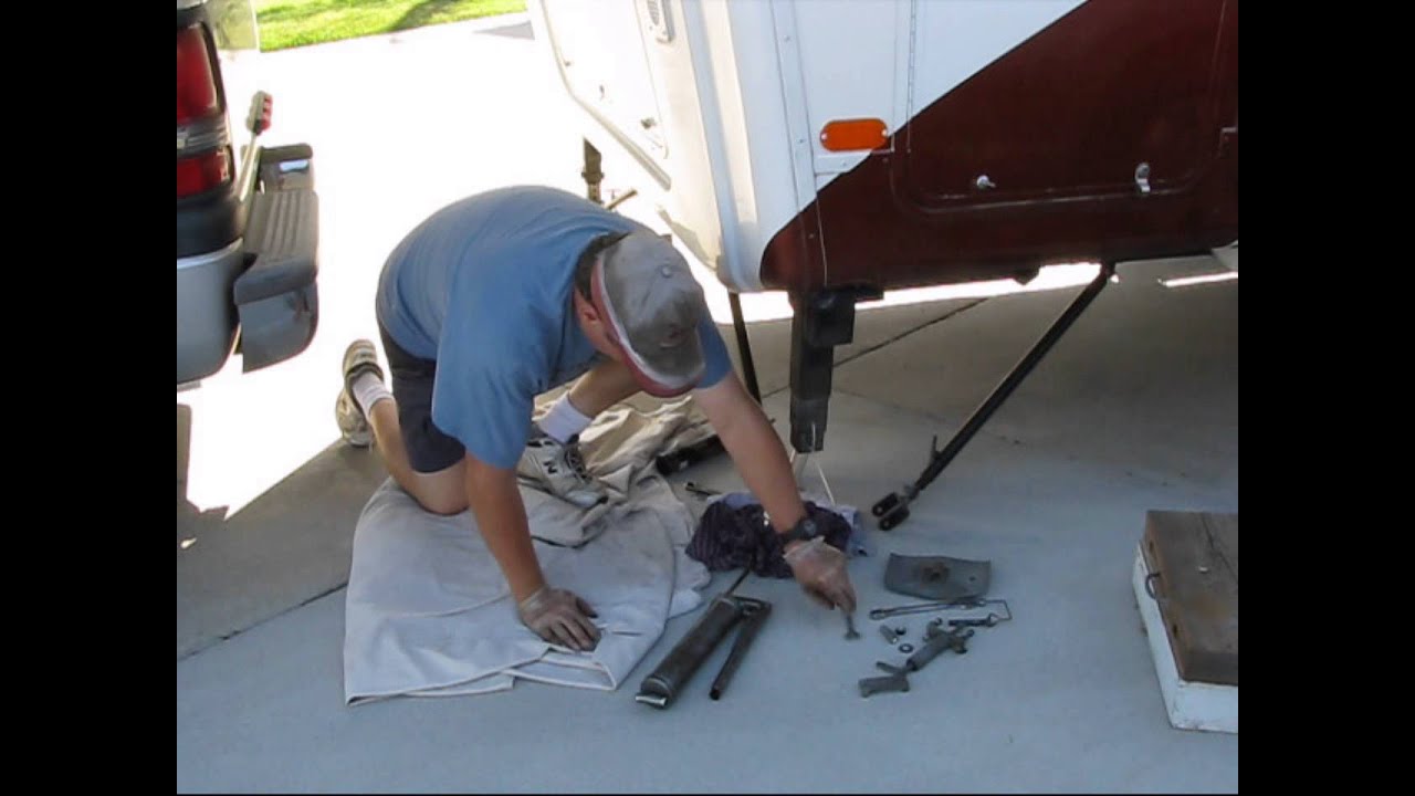 HitchHiker 5th Wheel Landing Gear Jackscrew Lubrication