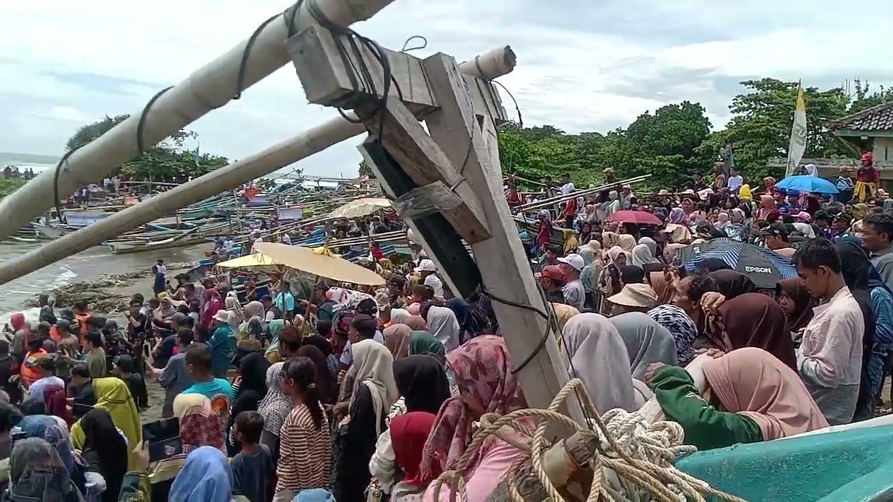 PROSESI PELEPASAN JAMPANA SYUKUR LAUT PANTAI PAMAYANG SARI TASELA 