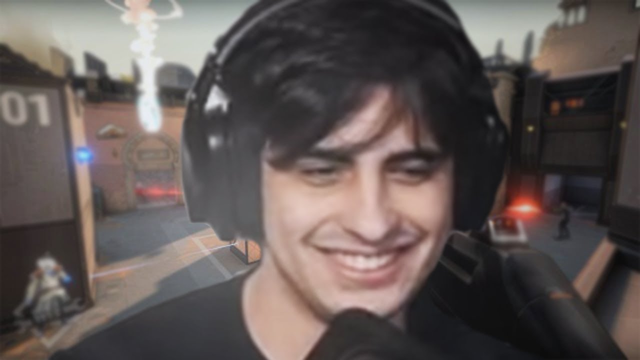 jogando valorant em prantos