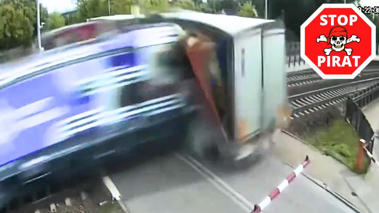 Pociąg wjeżdża w ciężar&oacute;wkę na przejeździe kolejowym w Gdańsku. STOP PIRAT