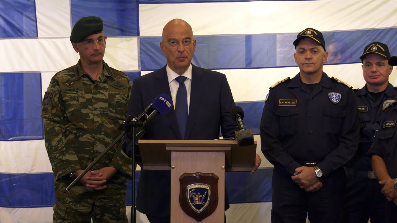 Ο Ν. Δένδιας στη φρεγάτα «Σπέτσαι» πριν τον απόπλου για την επιχείρηση «Ασπίδες»