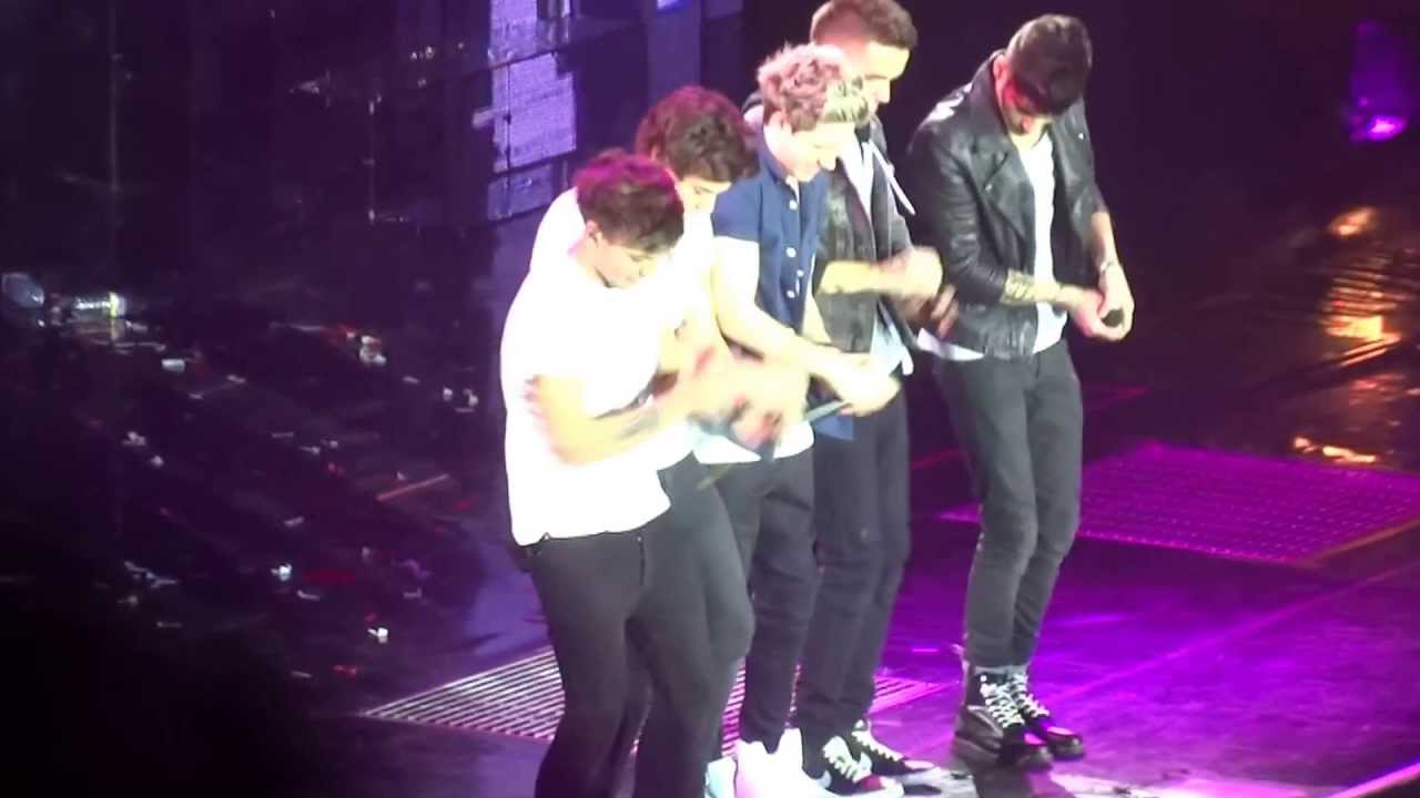 One Direction - Live While We're Young - 20/04/2013