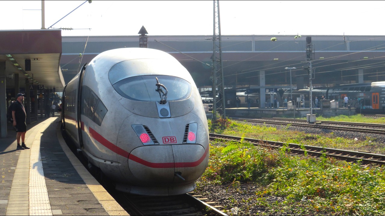 Поезда на вокзале Дюссельдорф Hbf, Германия