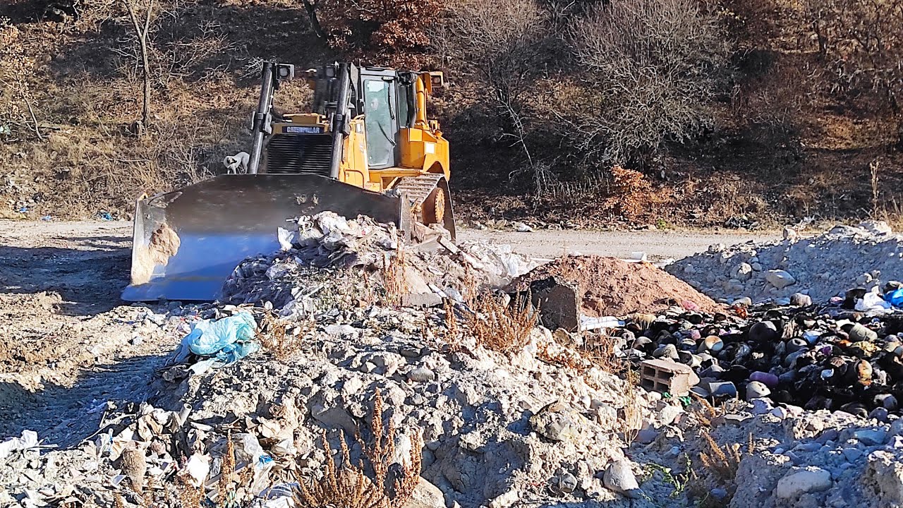 D8 bulldozer döküm sahasını düzeltiyor, dump site arrangement, обустройство бульдозерной свалки