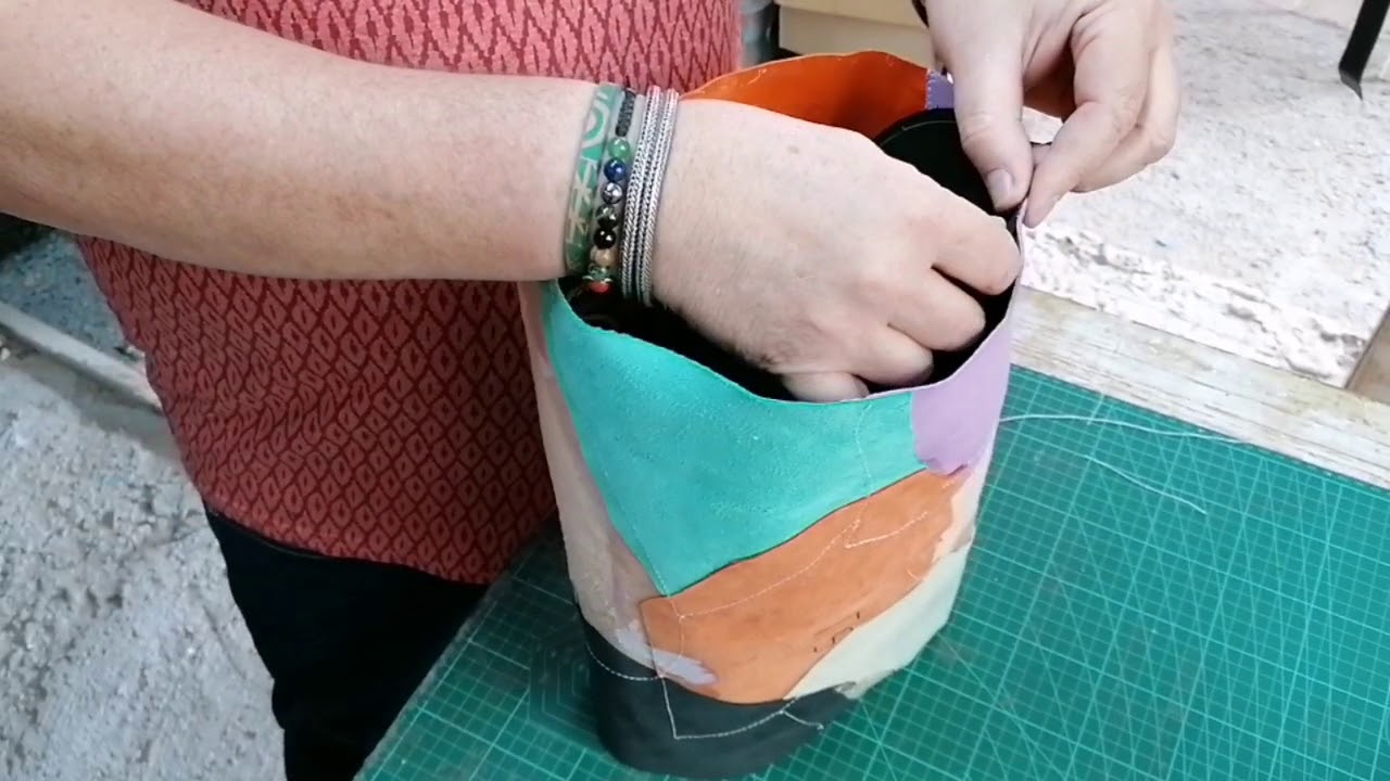 Tutorial: Fabricación de un bolso con retales de cuero multicolor. Pablo Wilk