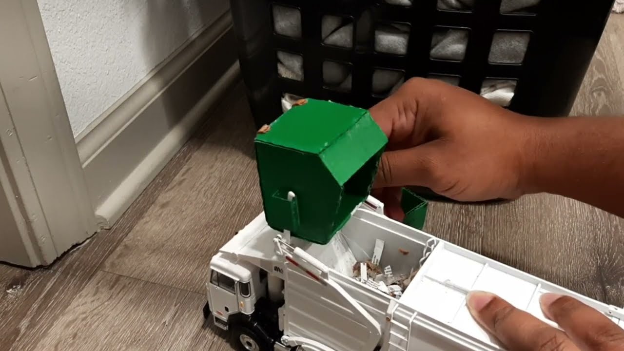 First Gear  Garbage Truck, Frontload Action! 1/34th Scale