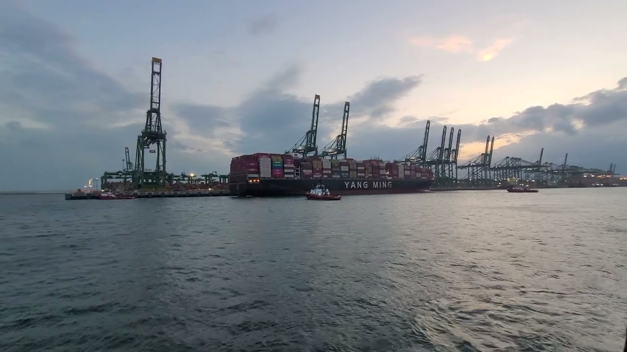 POV : New Tuas Port Singapore Menjelang Malam/4K Video.