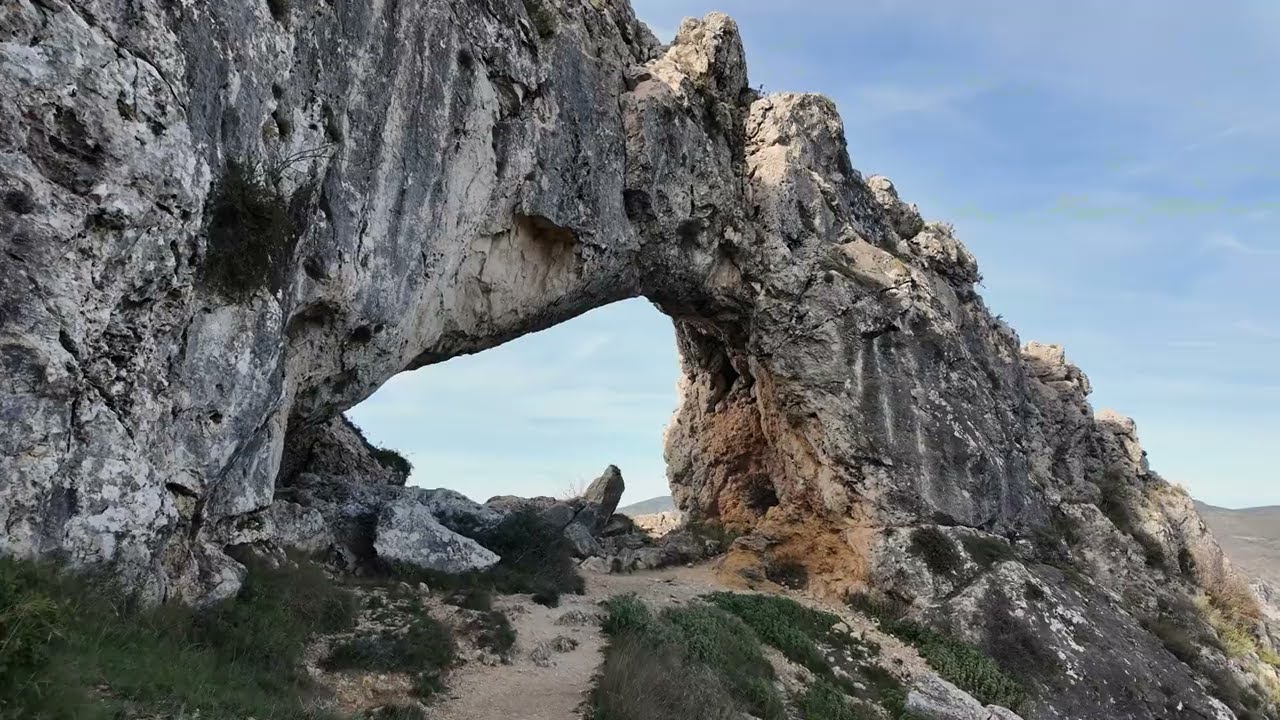 Sziklaboltív alatt 700 méteren - Under a rock arch at 700 meters