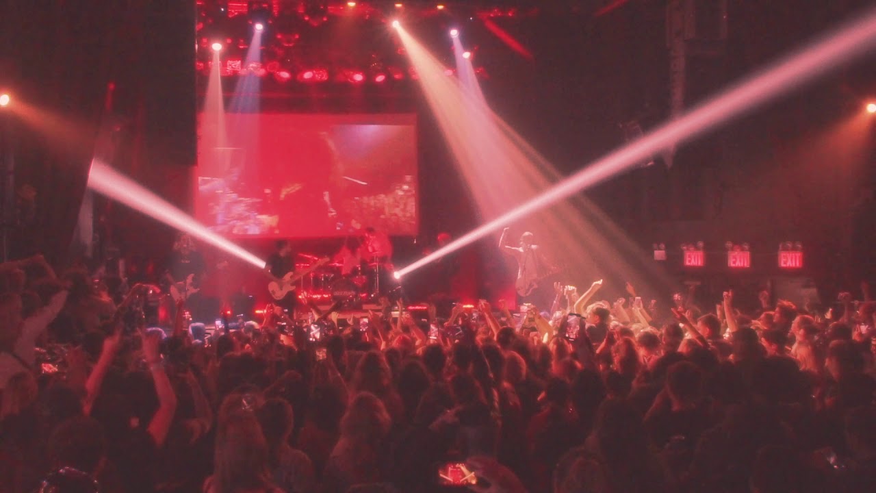 INSANE!!!! WTF!!!!  CHASE ATLANTIC - OKAY (LIVE IN NYC)