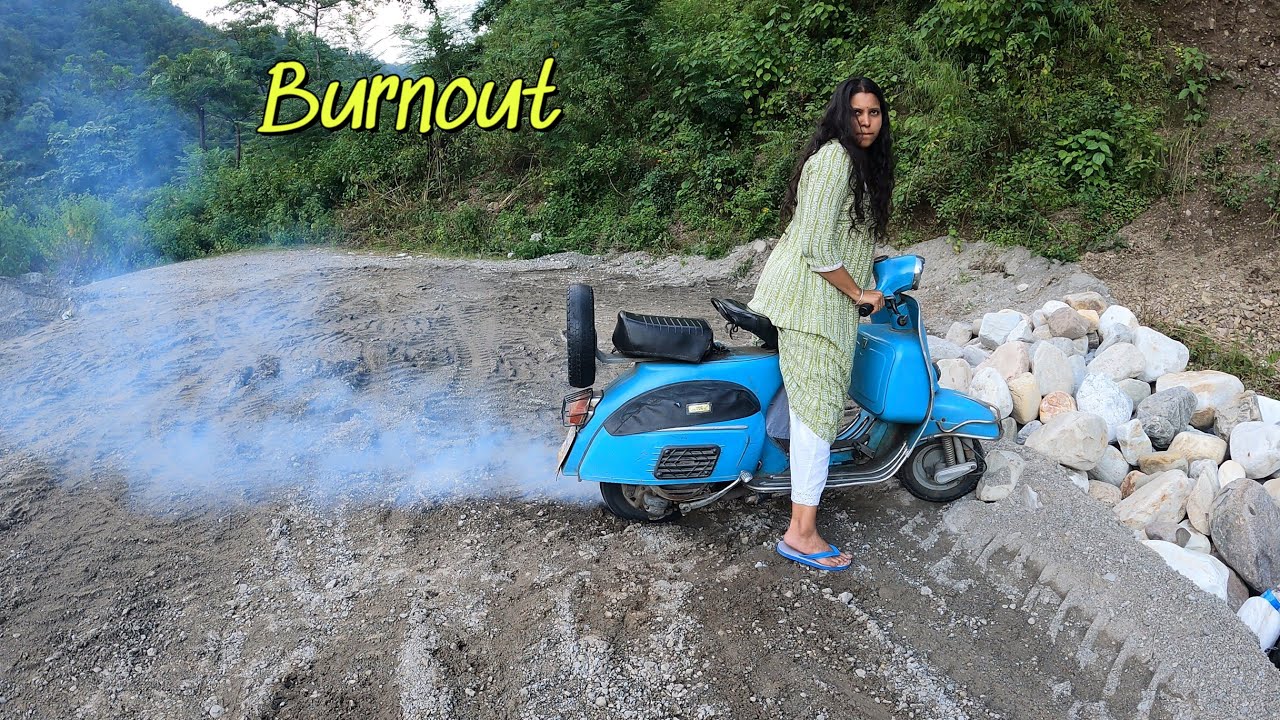 GIRL STRUGGLE WHILE KICKSTARTING BAJAJ SCOOTER🔥🔥🔥 || BURNOUT💨 #girlrider #burnout #2stroke