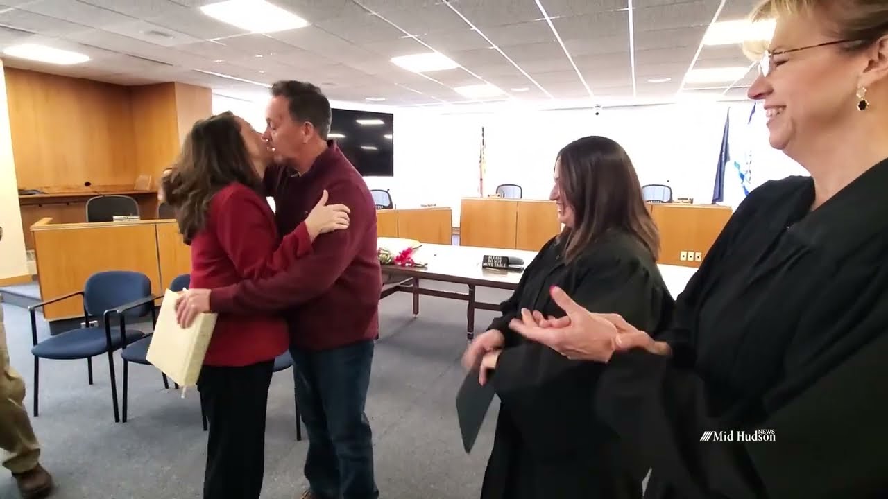 Кэтлин Лара приведена к присяге в качестве казначея округа Салливан.