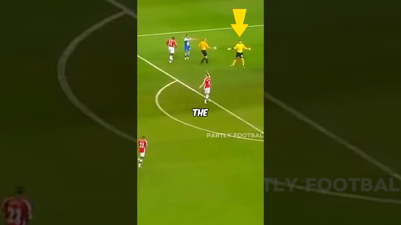 This Arsenal goalkeeper makes a mistake in the penalty box