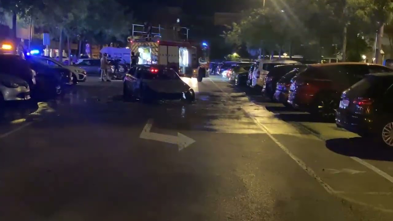 Incendio de coches al lado de la biblioteca Xavier Amor&oacute;s de Reus