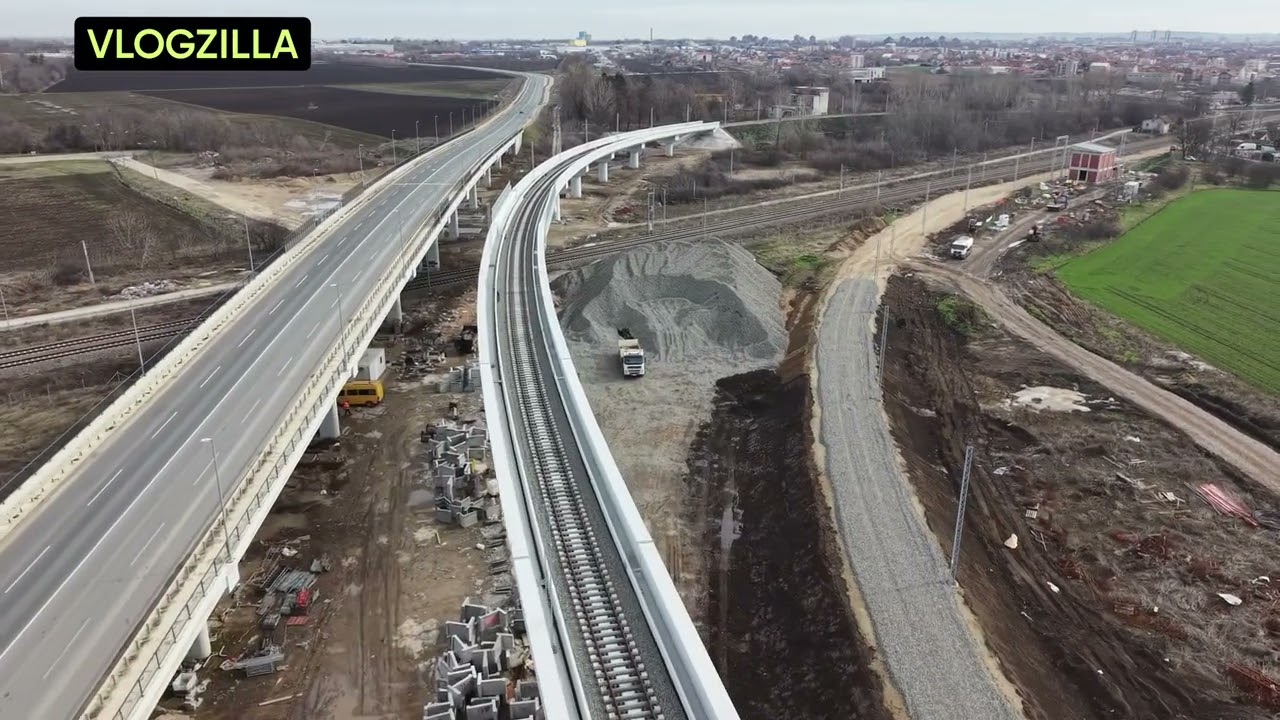 POČELA MONTAŽA PRUGE U NJIVAMA KA AERODROMU I KONTAKTNE MREŽE,NOVA TRAFO STANICA I PRILAZ KA PERONU