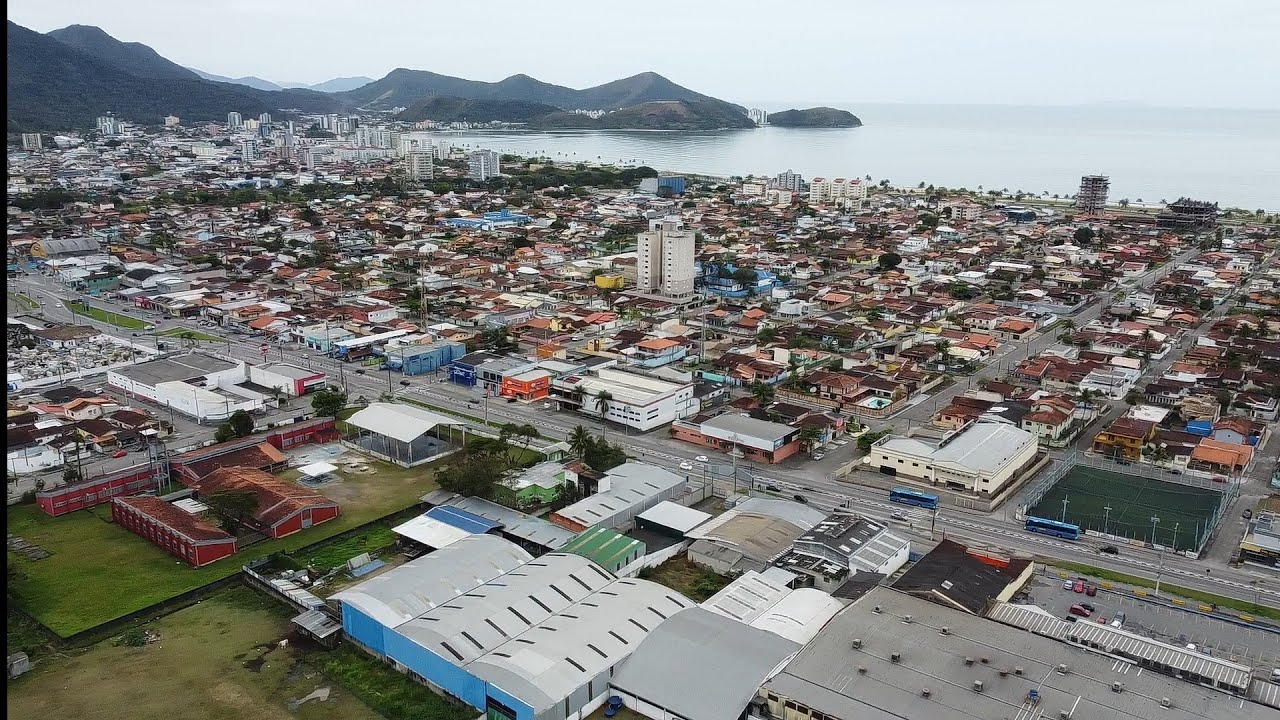 Uma volta de drone pelo bairro do tinga em Caraguatatuba-SP litoral norte. Dji mini2