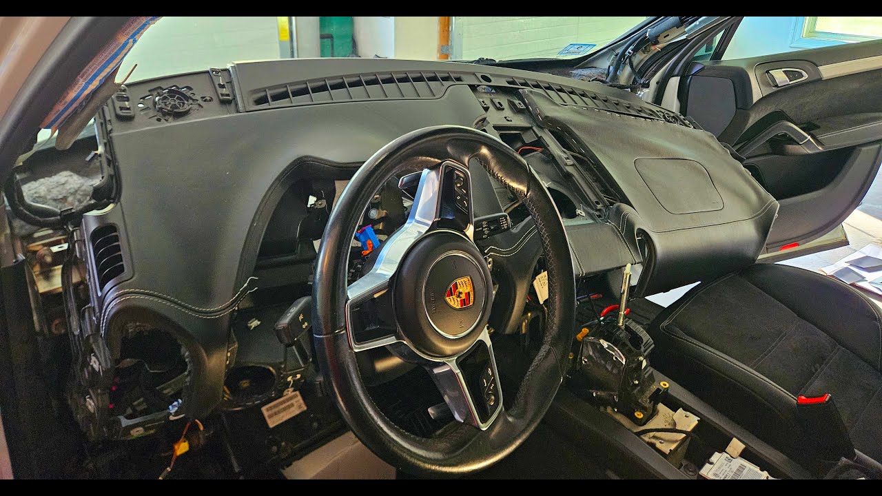 Демонтаж приборной панели Porsche Cayenne. Кожа сжалась! Нужно заменить или отремонтировать. Как ...