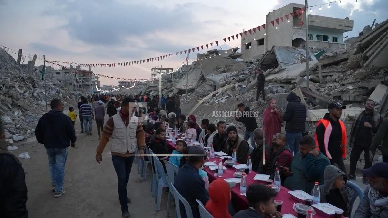 Hundreds of Palestinians arrive for Iftar among the rubble of Rafah