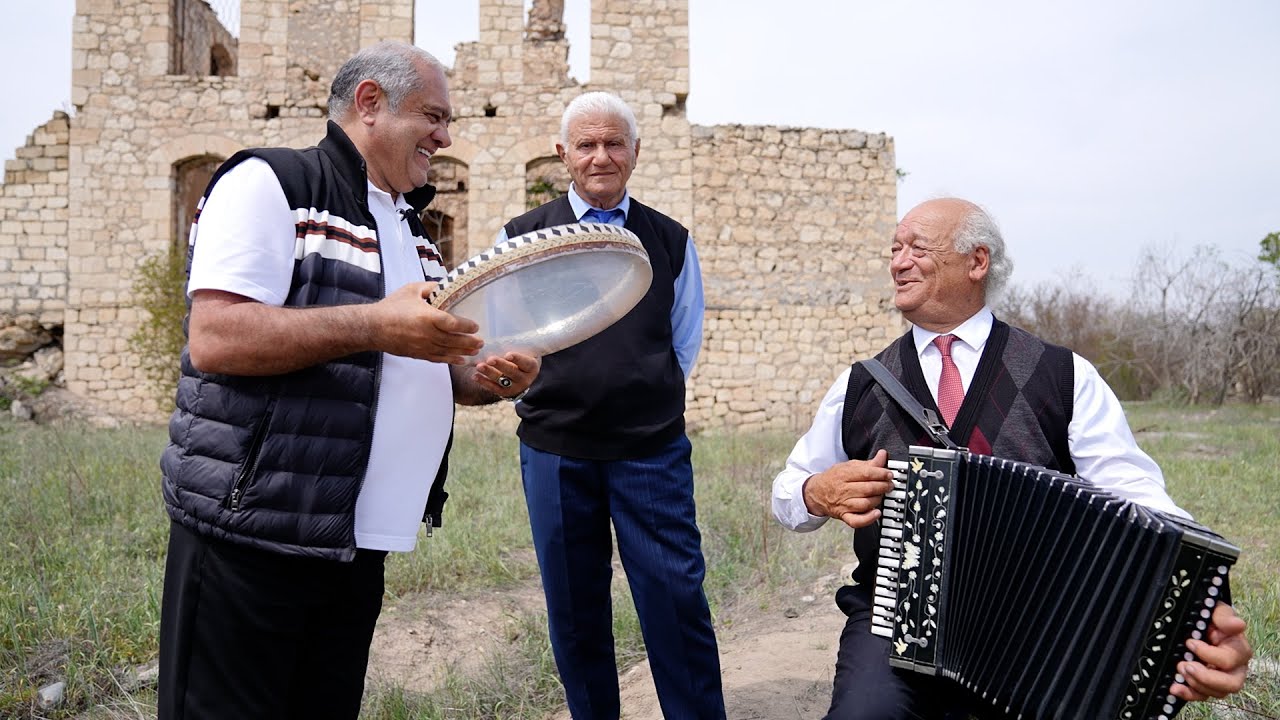 KADRARXASI anlar: klarnet ifaçısı Rəhman Zeynalov mahnı oxuyur..