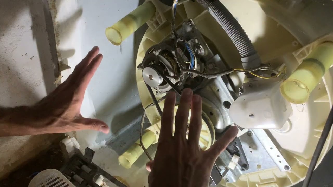 Maquina de lavar roupa liga mais nao roda parece que esta travada