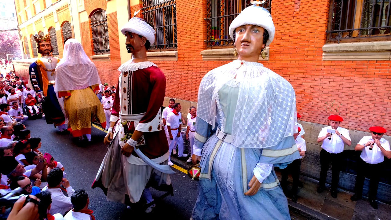Iru&ntilde;eko erraldoiak. Gigantes de Pamplona. 10 de julio. San Ferm&iacute;n. Iru&ntilde;eko Gaiteroak.