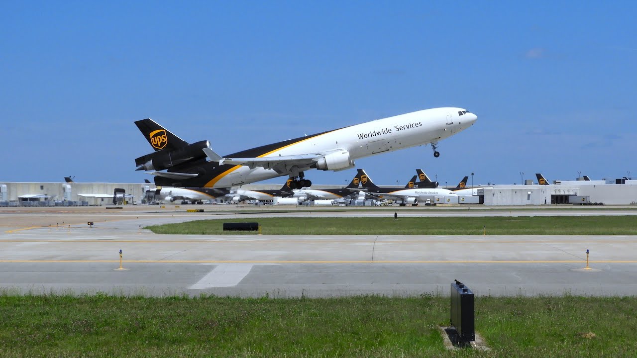 Runwayside at SDF Featuring the MD11! #aviation #md11 #planespotting