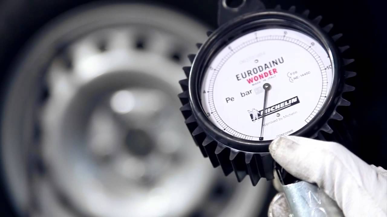 Профессиональный пистолет GUN3 с манометром для подкачки и контроля давления в автомобильных шинах.