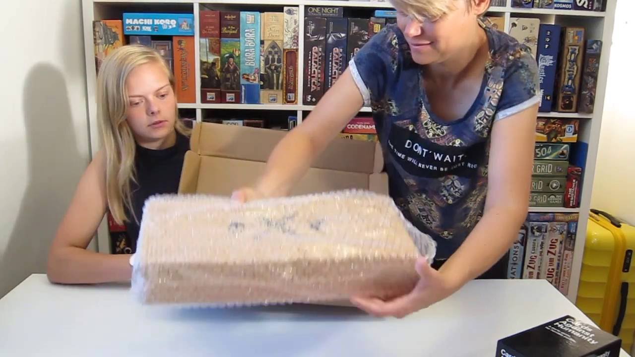 Secret Hitler unboxing, wooden box kickstarter edition
