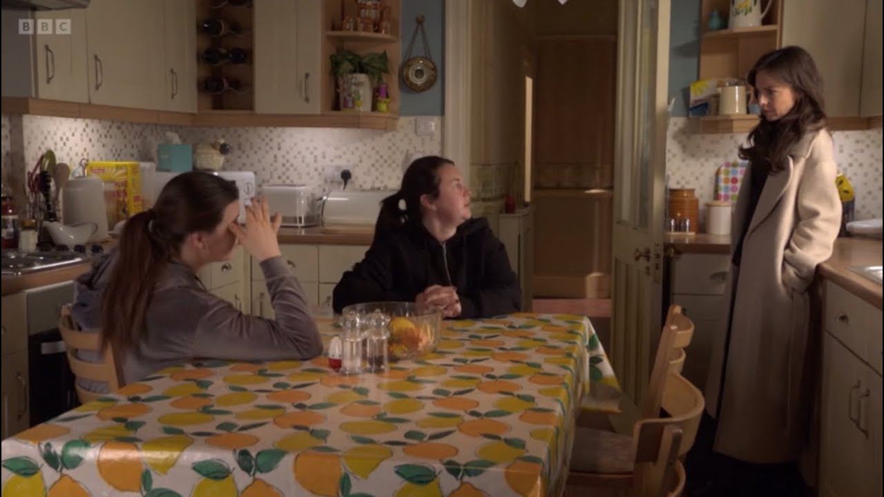 Eastenders ruby wants Stacey to tell the truth and tell the police lily set fire to Martin’s stall