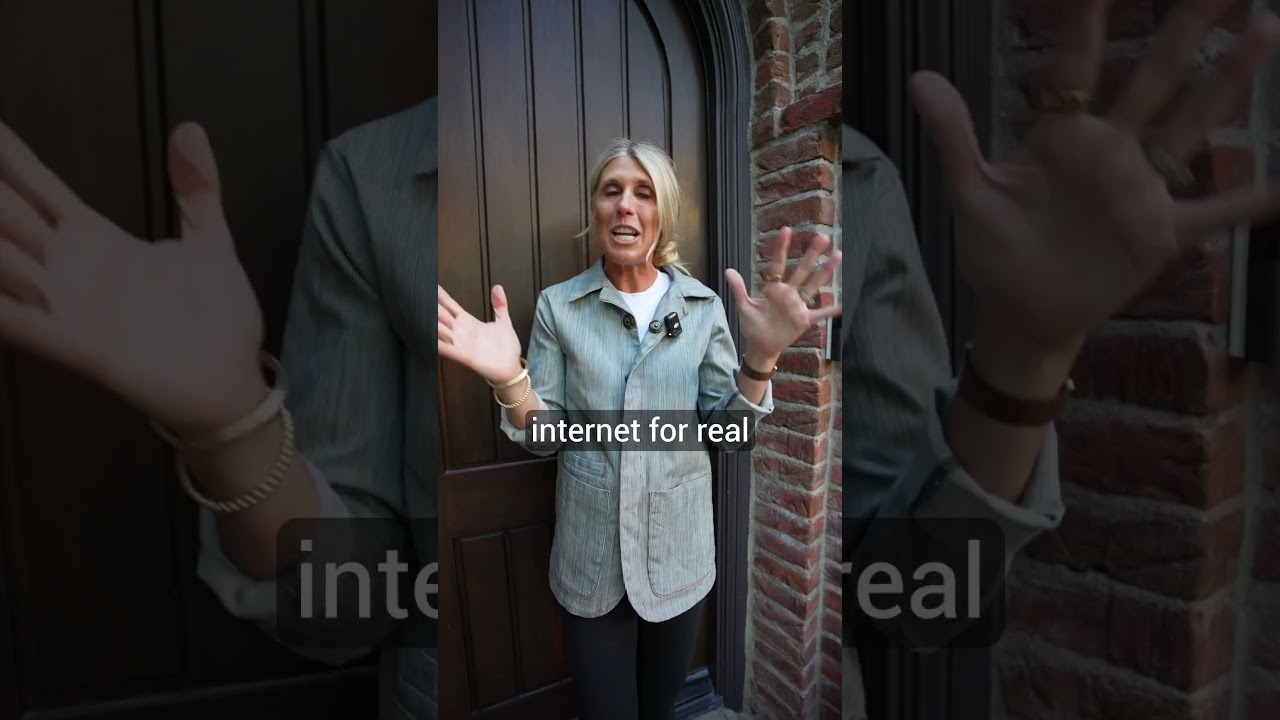 How realtors dress 20 years ago vs today in the digital era 😂