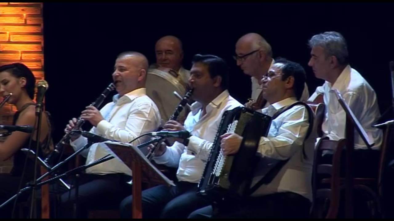 Astrit Shengjergji ky fustani jot i zi