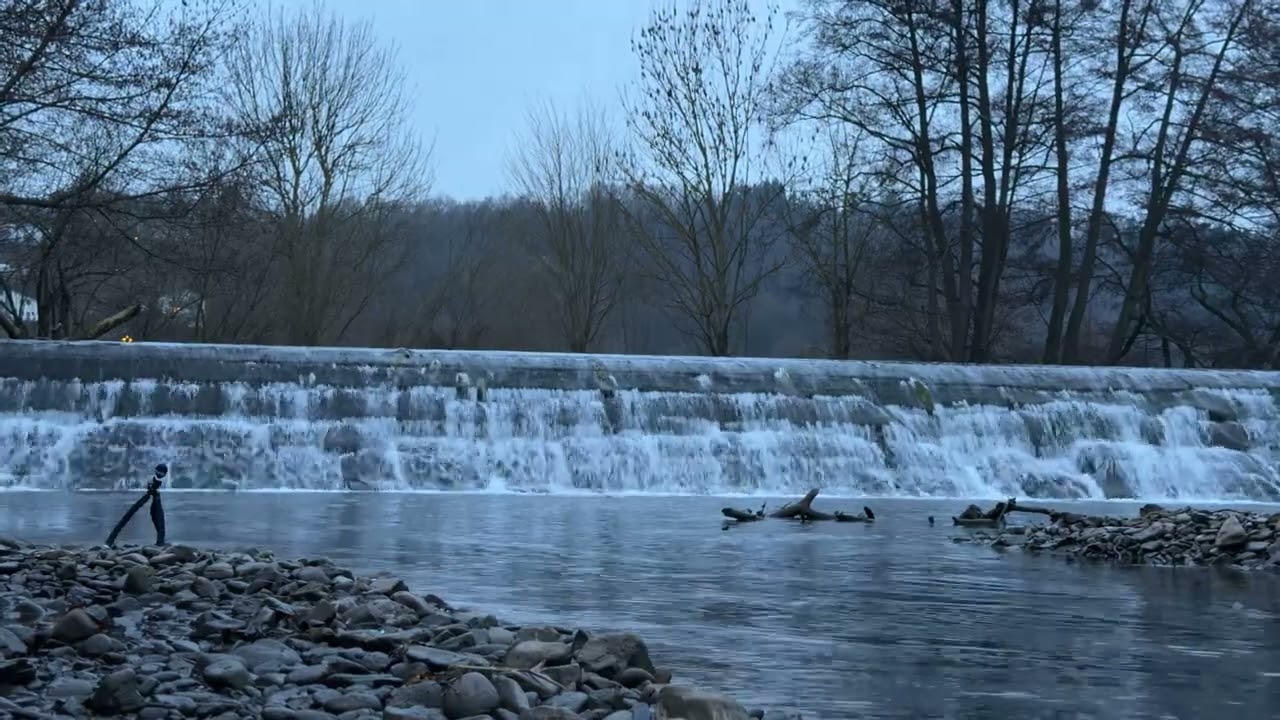 ASMR Flusswehr an der Lahn in 4K, Ruhiges Winterlicht am Neujahrstag, Sanftes Wasserrauschen