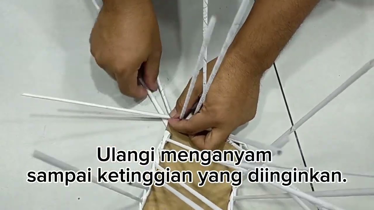 Membuat Anyaman Keranjang dari Kertas Bekas