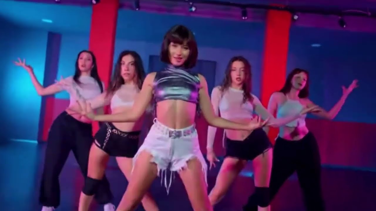 PİNKEU - ‘l Don’t Care’ Dance Mirrored