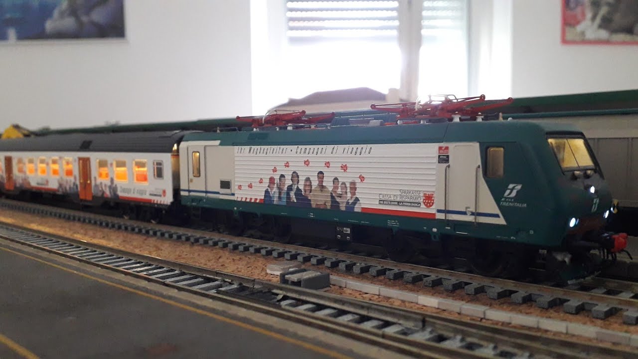 E.464.033 SOUND + Carrozze PI.R.A.T.A. Sparkasse in TRANSITO sul PLASTICO FERROVIARIO
