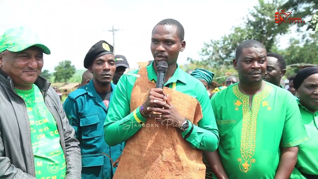 Wazee wa Kasulu Wampokea Kenani Kihongosi kwa Vazi la Asili la waha