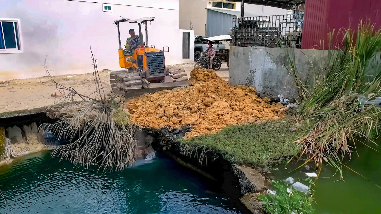 5x20m landfill project 100% successful, completed in one day Use Bulldozer Komatsu D20p, 5T truck