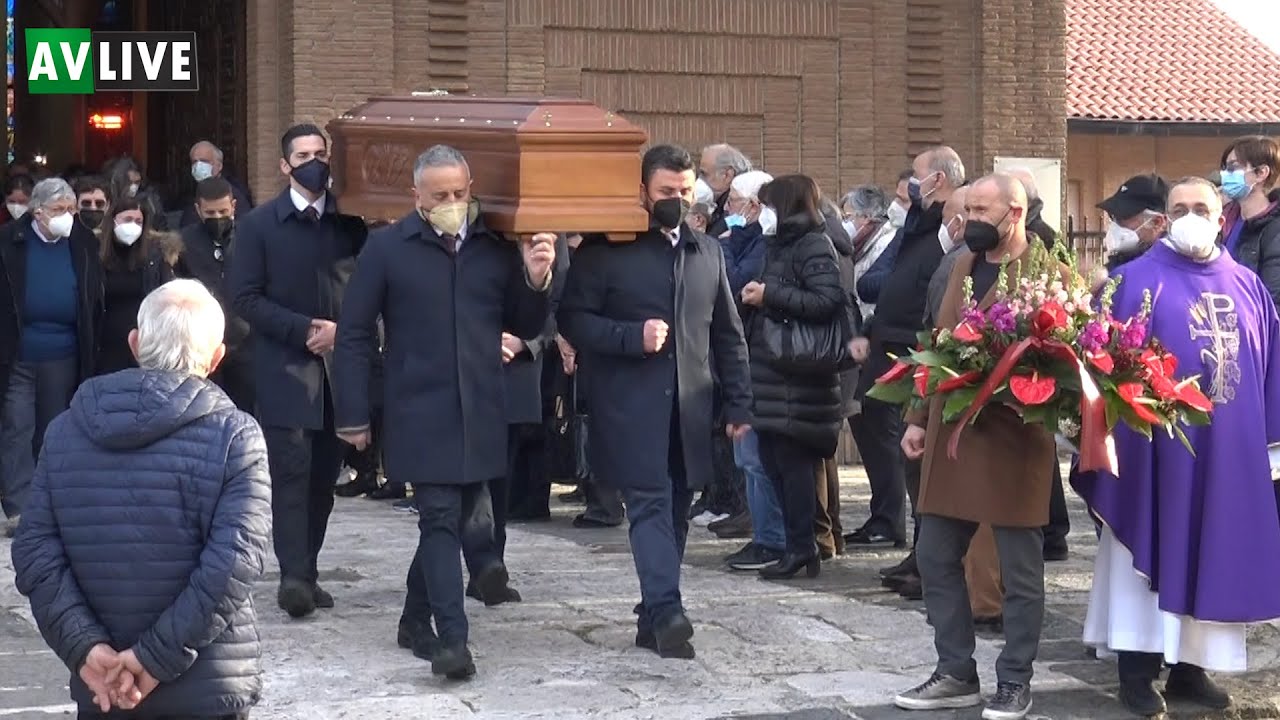 L'ultimo saluto alla dottoressa Lucia Furno, commozione ai funerali