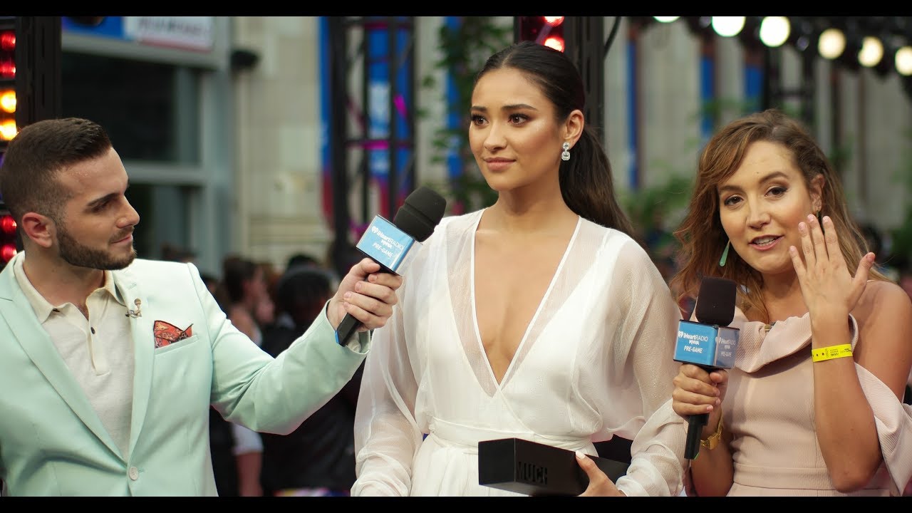Shay Mitchell Won The Lit Look Award at MMVA 2017