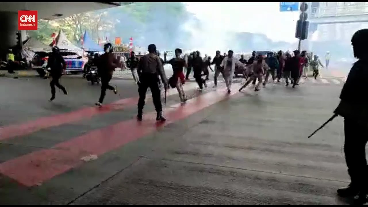 Bentrokan Polisi Lawan Pendukung Rizieq Shihab