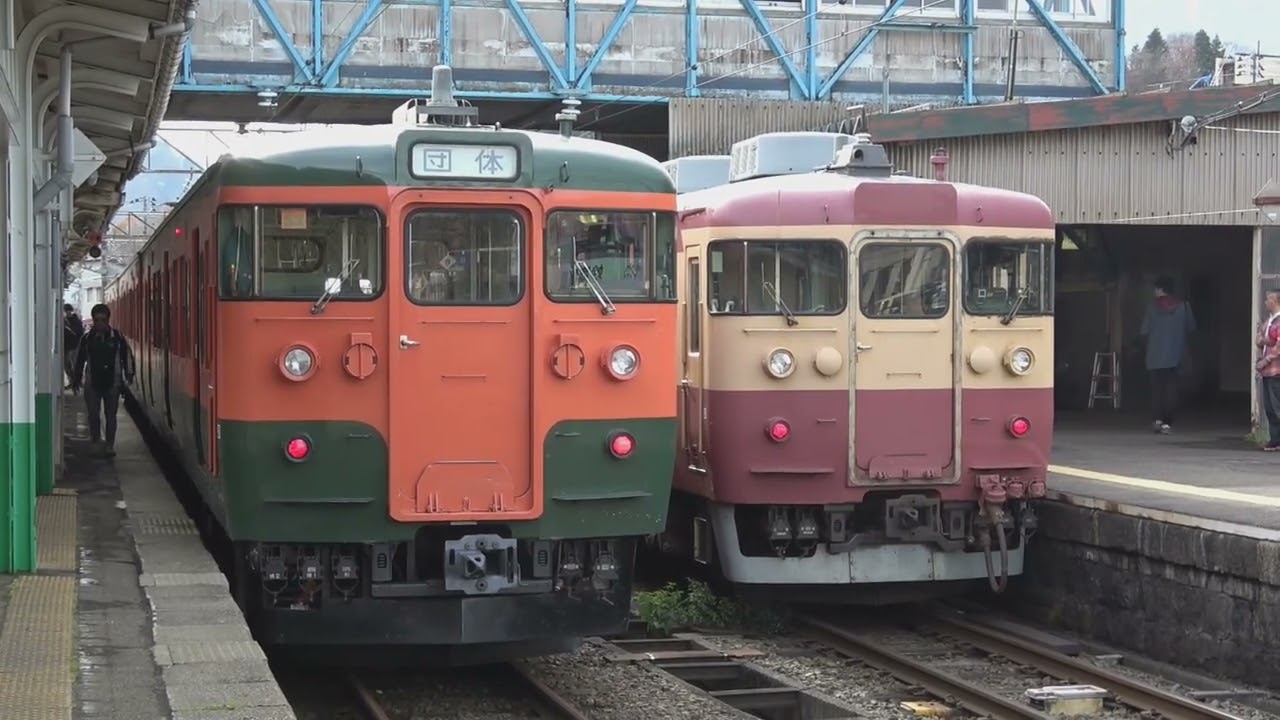 しなの鉄道・えちごトキめき鉄道の共同企画で、最後の「交直流急行色」と「湘南色」が妙高高原駅で並んだ、しなの鉄道115系S3編成「湘南色」、えちごトキめき鉄道413系・455系「交直流急行色」団体列車。