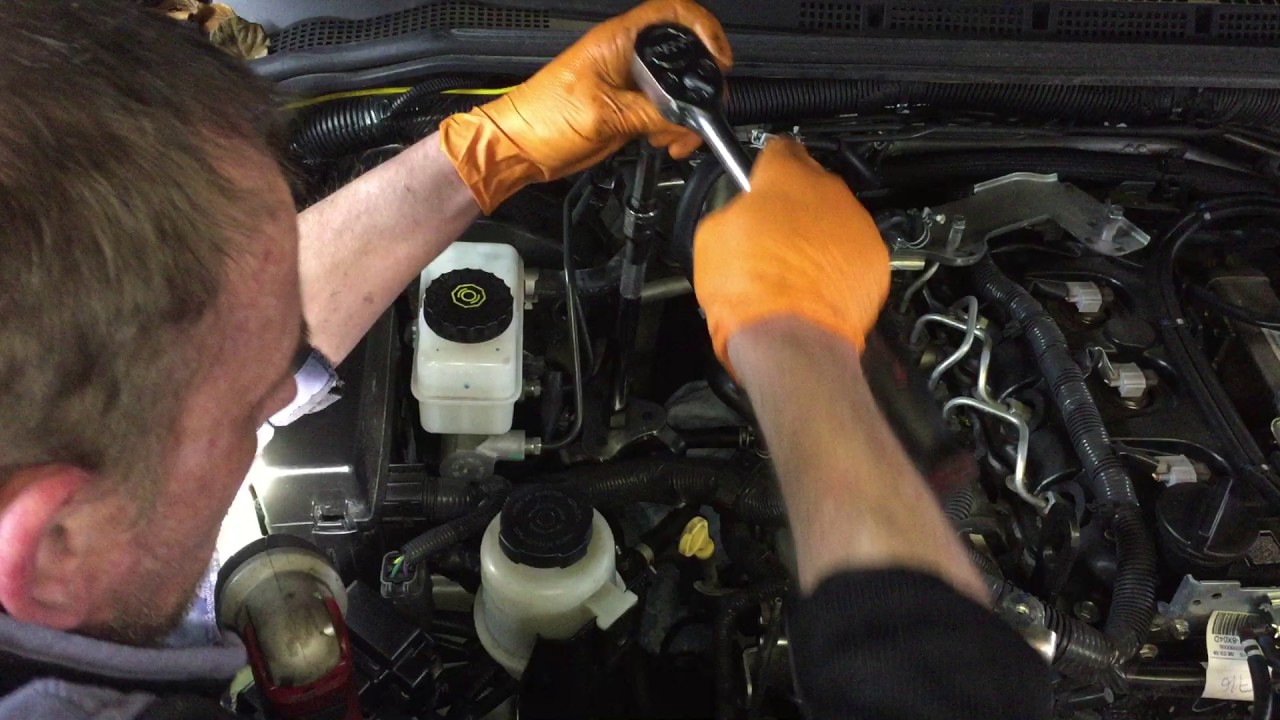How to service a Nissan engine