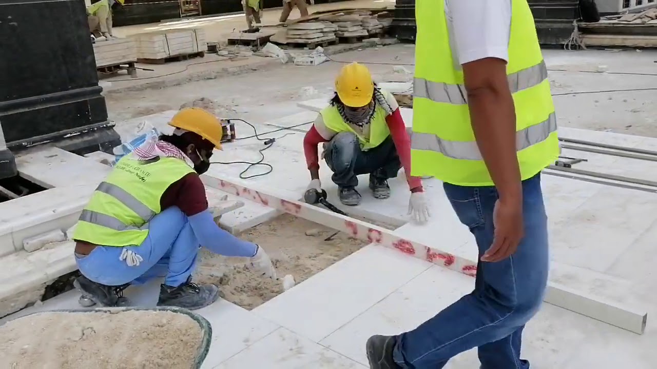كيف يتم تركيب رخام الحرم المكي الشريف أمر مذهل