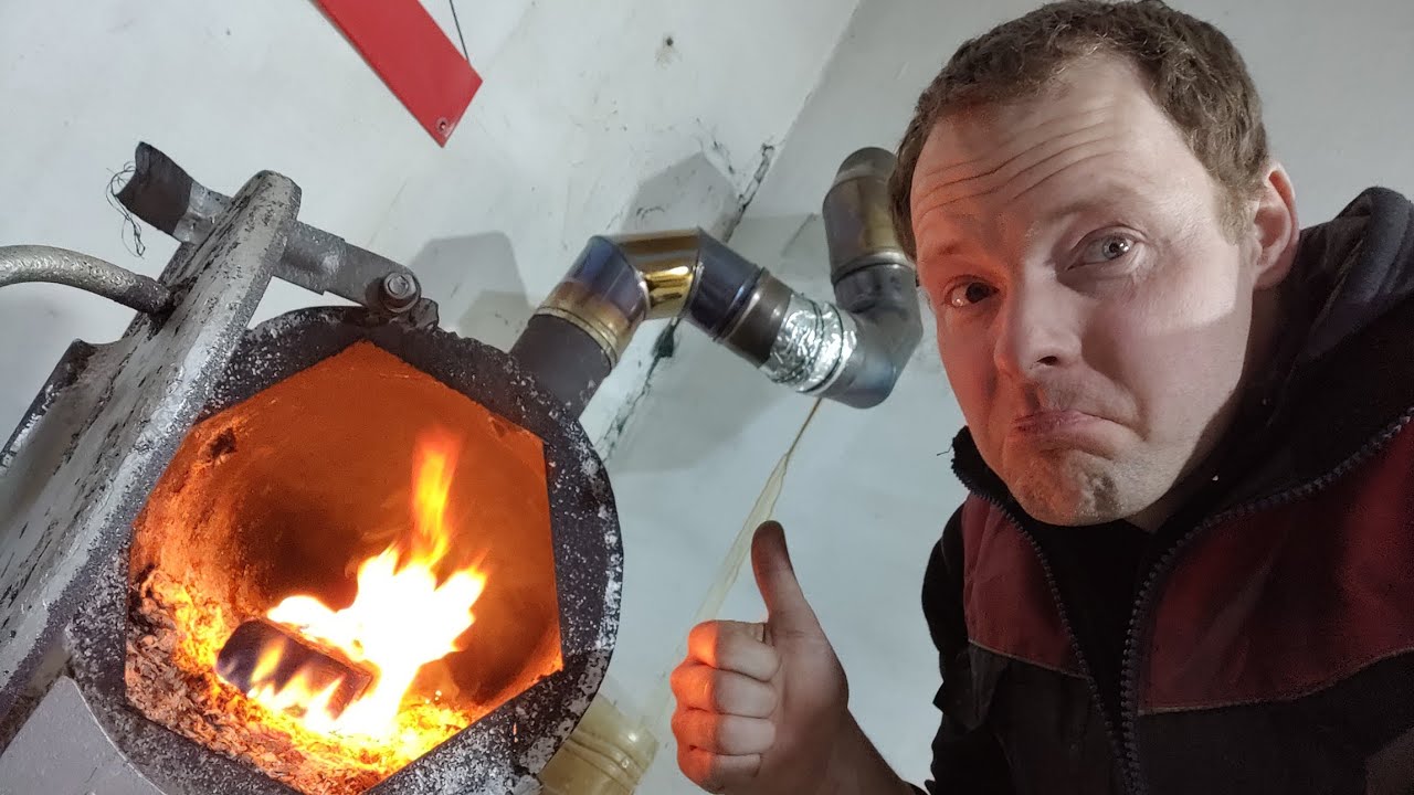 Повернув буржуйку у рідну гавань🤣 У гаражі знову тепло🔥