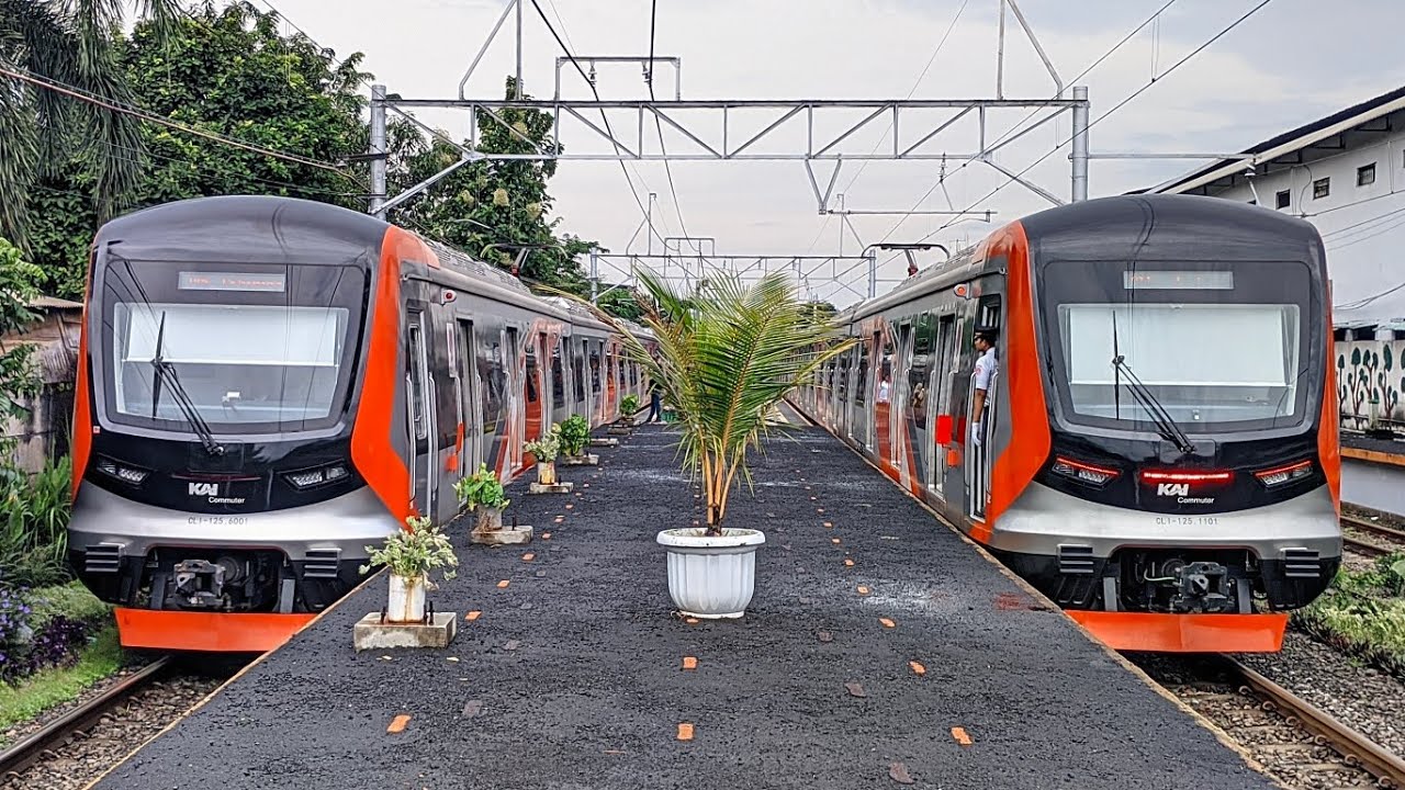 KUMPULAN KRL COMMUTER LINE DI STASIUN ANGKE