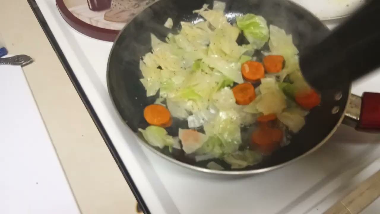 Im will, part 1 cooking cabbage 🥬 shrimp 🦐 and sausage...
