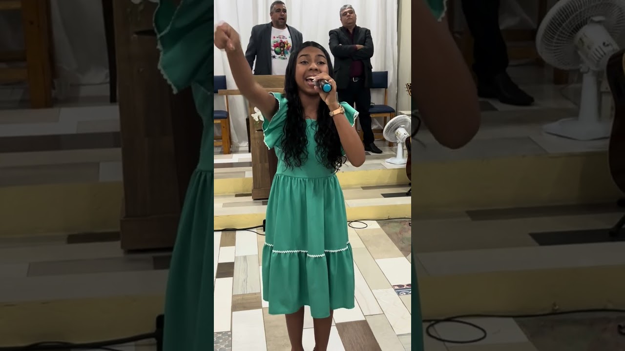O jeito dessa jovem de cantar é surreal🙏🏻🔥Agindo em silêncio (Cover)